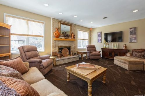 1 Lenni Lenape Ct, Stony Point NY  10980-3438 exterior