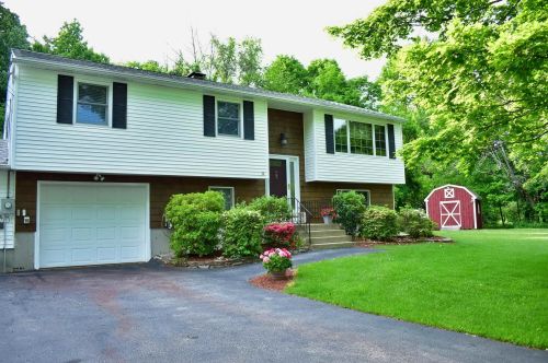 32 Lawrence St, Derry, NH 03038-2261