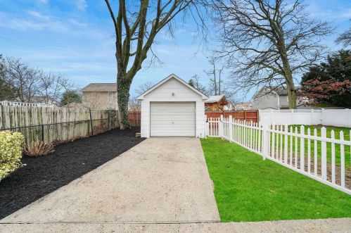 428 Oak Neck Rd, West Islip NY  11795-3614 exterior
