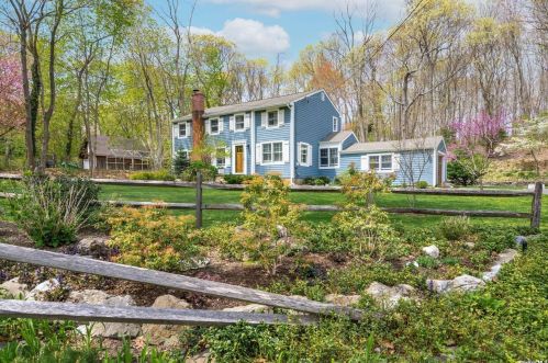 68 Thompson Hay Path, Strongs Neck, NY 11733-1332