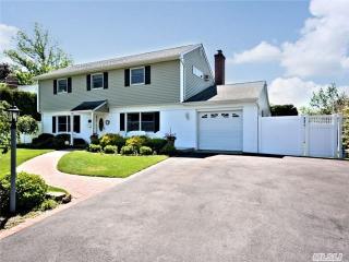 34 Manitton Ct, Islip Manor, NY 11751-3604