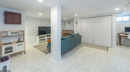 2 Clove Rd, West Paterson NJ  07424-2102 exterior