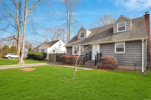 8 Stevens Pl, Huntington Station, NY 11746-2927