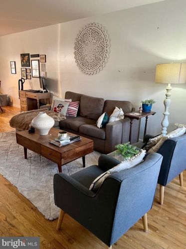 439 15th St, Washington, DC 20003-3004