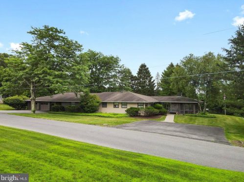 1145 Crest View Dr, Stroudsburg, PA 18360