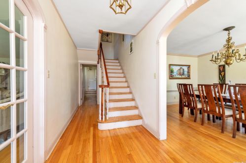 12 Old Colony Ln, Great Neck, NY 11023-1624