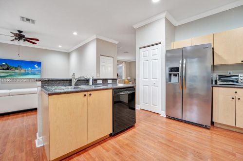 3163 176 Ter, Hollywood FL 33029-5608 exterior