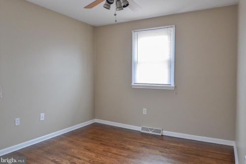 4 Guenever Dr, New Castle DE  19720-2923 exterior