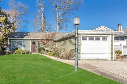 3805 Franklin Ave, Seaford, NY 11783-2304