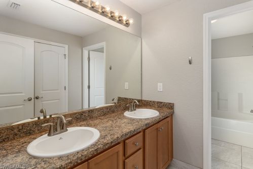 2008 27 Ter, Cape Coral FL  33904-3256 exterior
