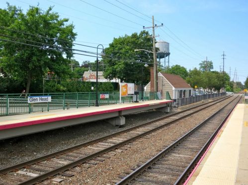 61 Roslyn Dr, Muttontown NY  11545-1733 exterior