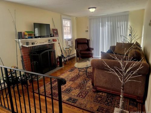 7 Circle Dr, Danbury CT  06811-3172 exterior