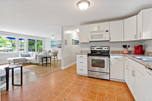 76 River Dr, South Kingstown RI  02882-2735 exterior