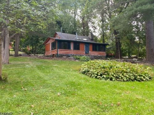 112 Pinecliff Lake Dr, West Milford Lakes NJ  07480-1378 exterior