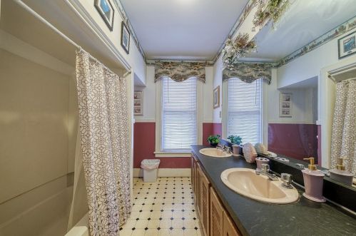 725 10th Ave, Whitaker PA  15120-1922 exterior