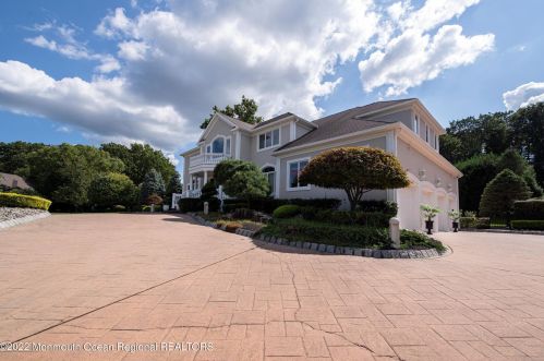 24 Dora Ln, Holmdel Village NJ  07733-1671 exterior