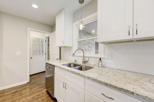 10043 Greenview Dr, Thiensville WI  53092-5749 exterior