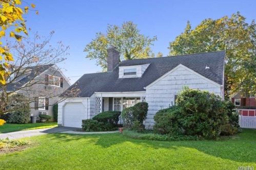 130 Oak St, Floral Park, NY 11001-3434