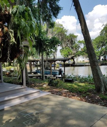 1090 Forest Dr, Tavares, FL 32778-3758