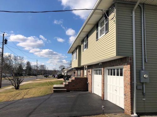 14 Burnage Ln, Babylon, NY 11702-1406