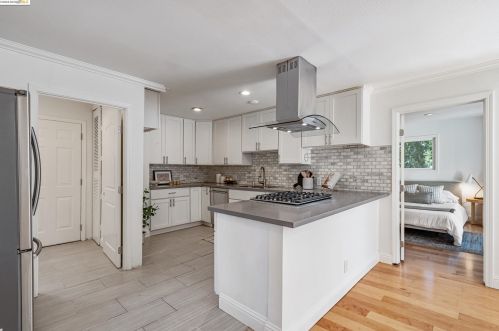 8437 Golf Links Rd, Oakland CA  94605-4118 exterior