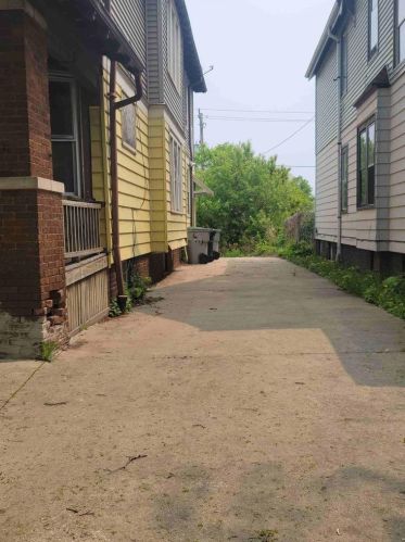 1738 34, Milwaukee WI 53215-2301 exterior