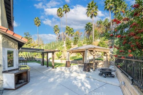 1090 Heaton Moor Dr, Walnut CA  91789-4329 exterior