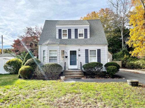 20 Cedar St, Center Moriches, NY 11934-2526