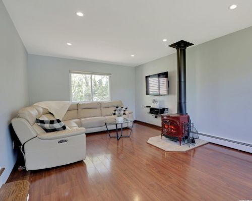 87 Wexford Dr, Oakdale NY  11769-1438 exterior