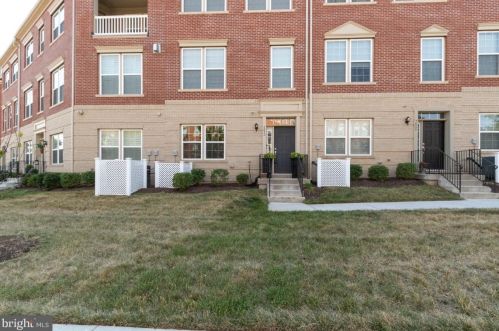 7870 Crescent Park Dr, Gainesville, VA 20155