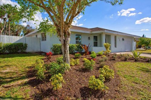 4584 17th Ct, Naples, FL 34116-5904