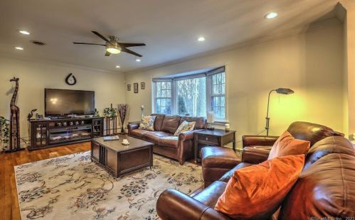 27 Buttonwood Dr, Bridgeport, CT 06611-3432