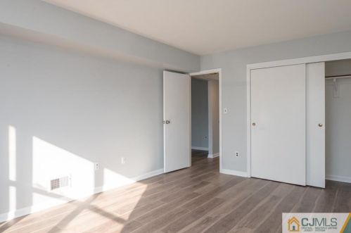 109 Sharon Garden Ct, Woodbridge NJ  07095-4308 exterior