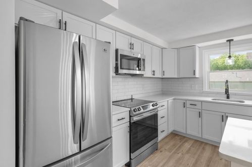 5 Baldwin Dr, Providence RI  02919-1512 exterior