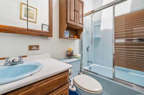 24 Gary St, North Lindenhurst NY  11757-3842 exterior