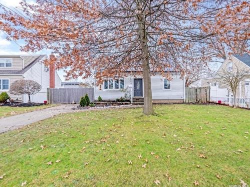 132 21st St, Deer Park, NY 11729-4806
