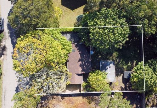 6 Longview Dr, East Quogue NY  11942-3622 exterior