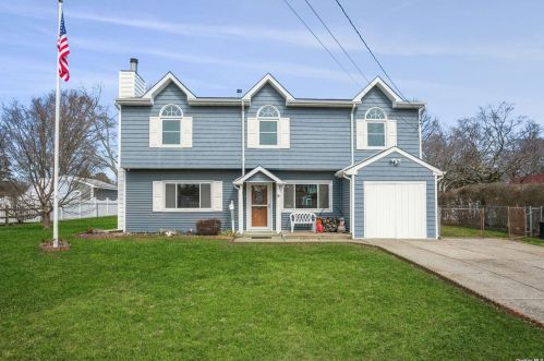 9 Ridgewood St, Bayshore, NY 11706-3506