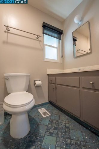 3301 Glenly Rd, Oakland CA  94605-4115 exterior