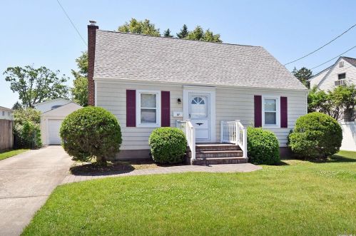 27 Beverly Rd, Bethpage, NY 11714-2240