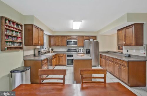 8858 Eagle Rock Ln, Springfield VA  22153-1727 exterior
