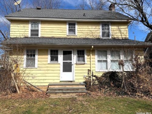 210 Raymond St, Rockville Centre NY  11570-2544 exterior