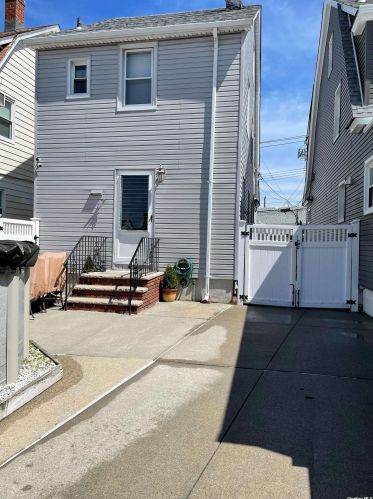 137-26 97th St, Jamaica, NY 11417-2204