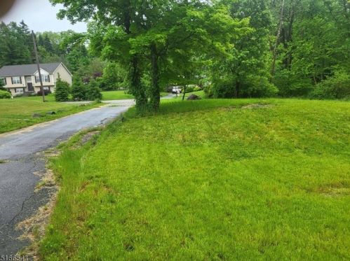 18 Berry Ln, West Milford NJ  07480-3632 exterior