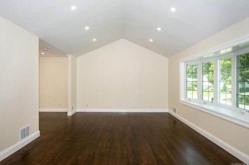 73 Rolling Way, New Rochelle NY  10804-2405 exterior