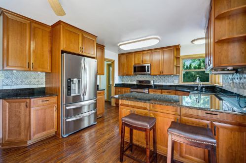 10313 Sunnycrest Dr, Thiensville, WI 53092-5424