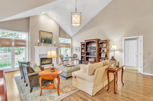 10460 Hidden Creek Ct, Thiensville, WI 53092-8542