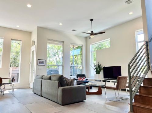 1307 Clifford Ave, Austin TX  78702-1626 exterior