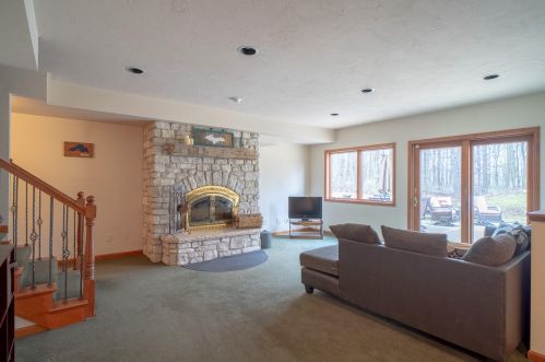 1300 Westbury Ct, Manitowoc WI  54220-8756 exterior