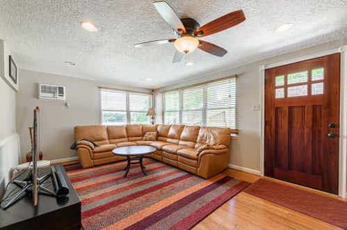201 Holiday Ln, Stephen Creek, TX 77331-4676